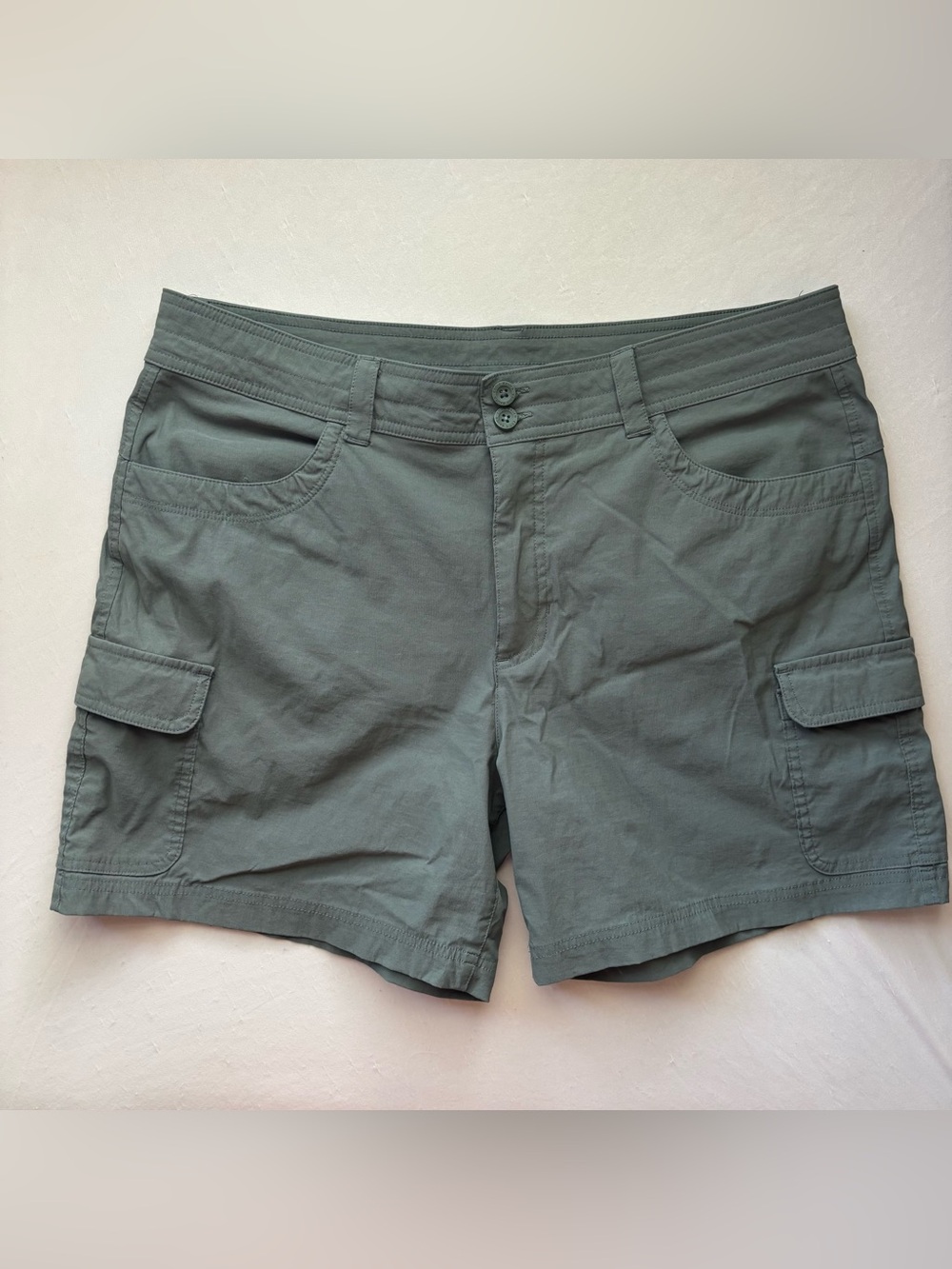 Eddie Bauer Women's High Rise Cargo Shorts in Olive Size 14